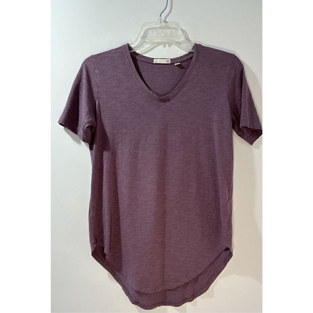 TASC women’s purple v-neck short sleeve t-shirt size XS. #42-1044